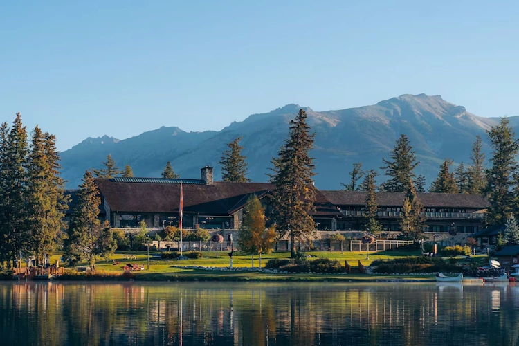 fairmont jasper park lodge - exterieur1.webp