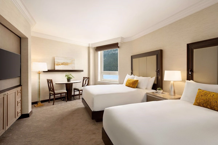 fairmont chateau lake louise - kamer 2 bedden.webp