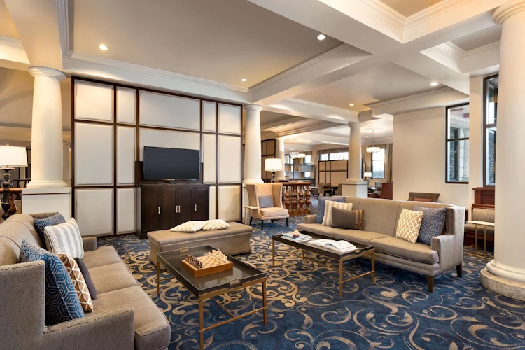 fairmont chateau lake louise - lobby2.webp