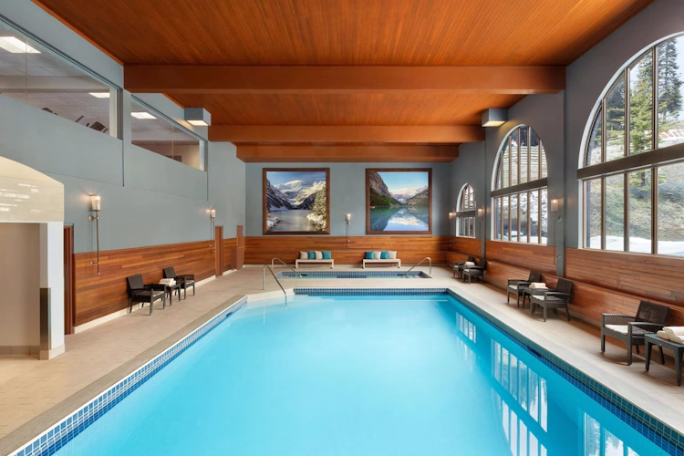 fairmont chateau lake louise - binnenzwembad.webp