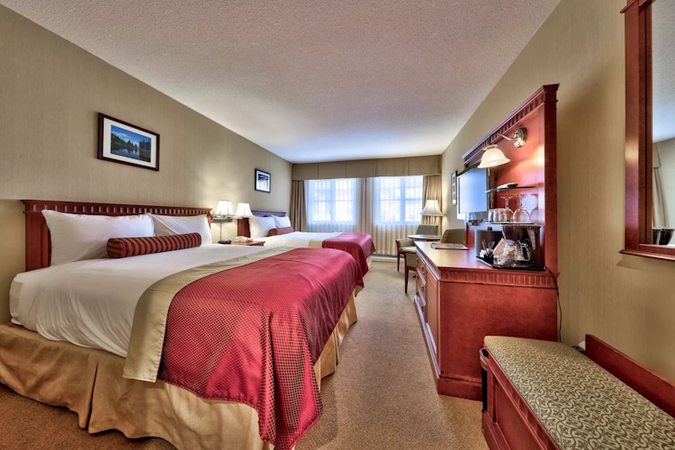 sun peaks lodge kamer 2 bedden.webp