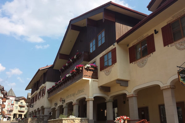 sun peaks lodge exterieur.webp