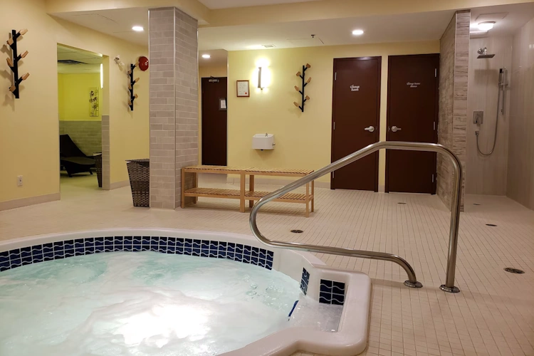 sun peaks lodge whirlpool binnen.webp