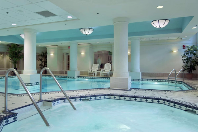 fairmont palliser zwembad binnen.webp