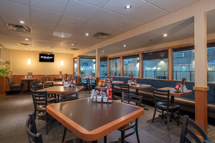 sandman hotel revelstoke restaurant denny's.webp