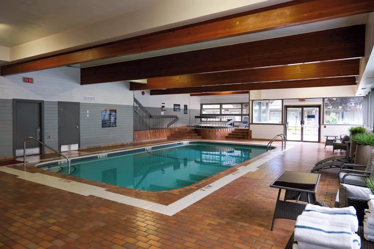 sandman hotel revelstoke zwembad binnen.webp