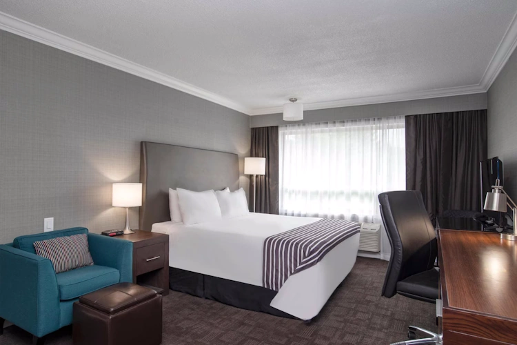 sandman hotel revelstoke kamer 1 bed.webp