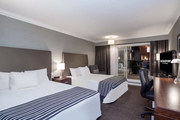 sandman hotel revelstoke kamer 2 bedden.webp