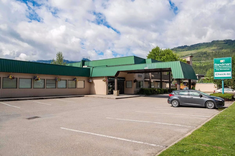 sandman hotel revelstoke exterieur.webp