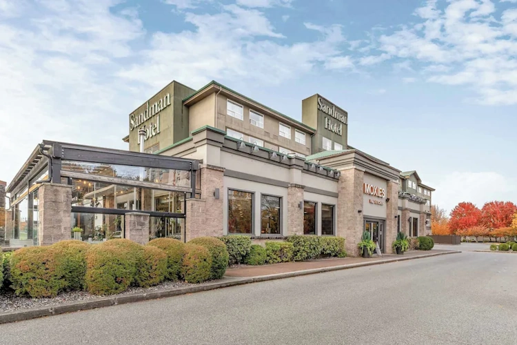 sandman hotel vancouver airport exterieur.webp