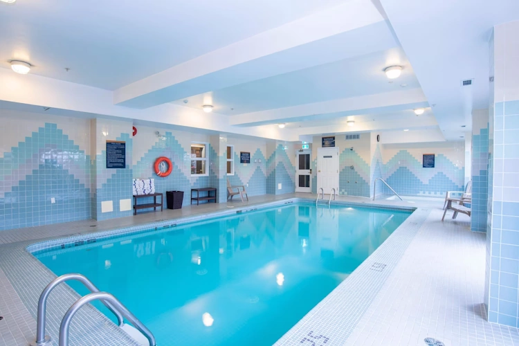 sandman hotel vancouver airport zwembad binnen.webp