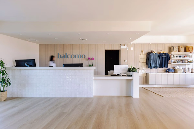 balcomo a ramada by wyndham lobby.webp
