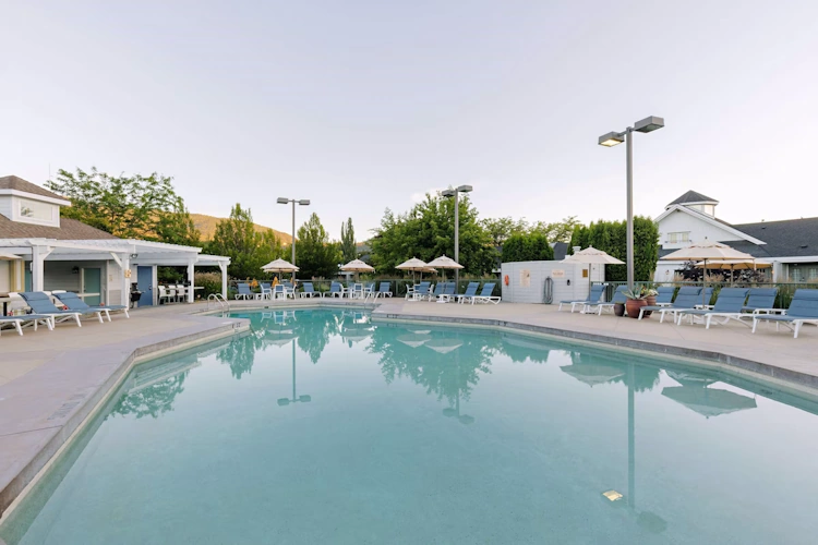 balcomo a ramada by wyndham zwembad buiten.webp