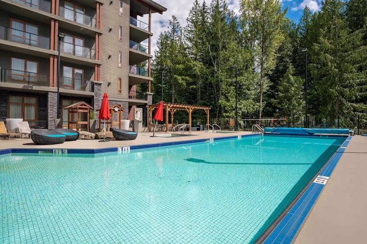 the sutton place hotel revelstoke zwembad buiten.webp