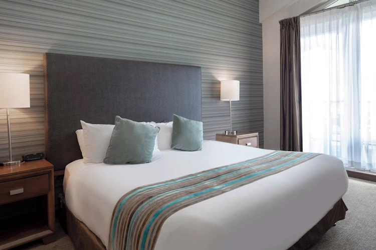 the sutton place hotel revelstoke kamer 1 bed.webp