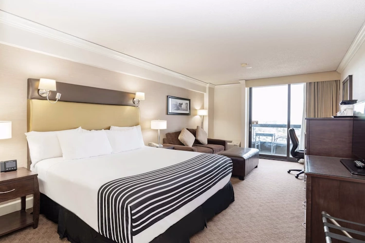 sandman signature vancouver airport kamer 1 bed.webp