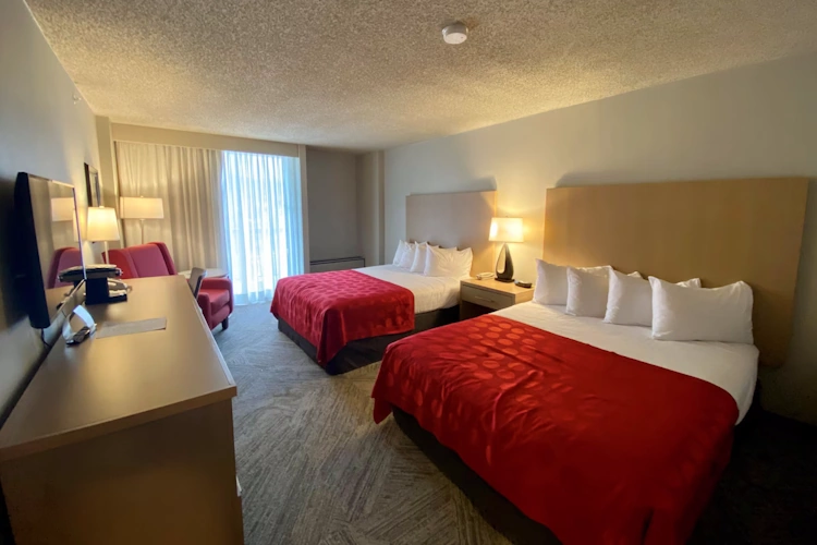 penticton lakeside resort kamer 2 bedden.webp