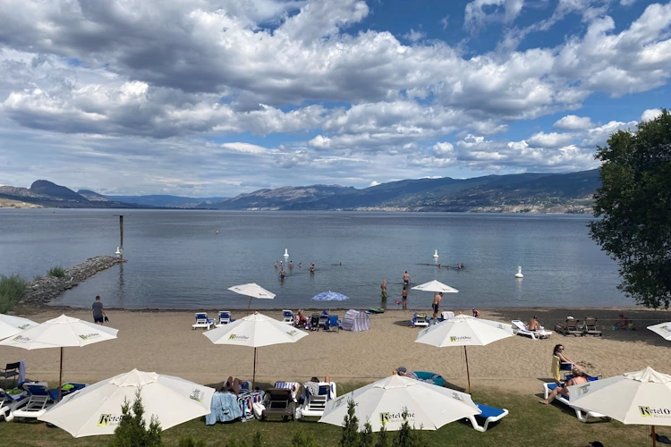 penticton lakeside resort prive strand.webp