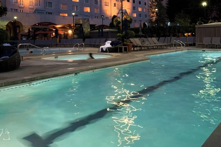 fairmont chateau whistler zwembad binnen en buiten2.webp