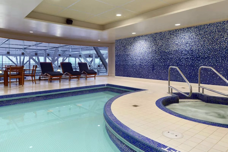 fairmont vancouver airport zwembad binnen.webp
