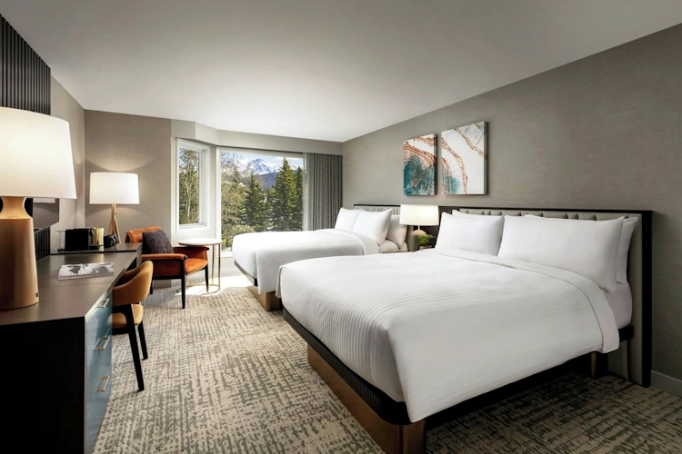 pomeroy kananaskis mountain lodge kamer 2 bedden.webp