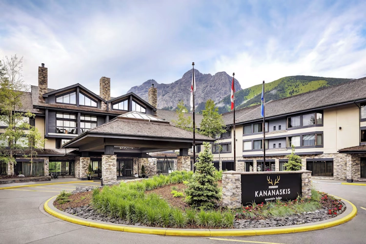 pomeroy kananaskis mountain lodge exterieur.webp