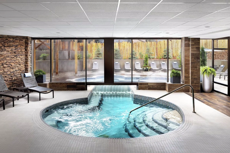 pomeroy kananaskis mountain lodge zwembad 1.webp