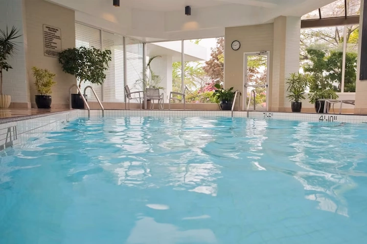 inn at laurel point zwembad binnen.webp