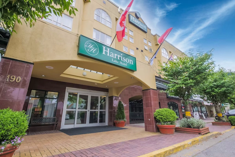harrison lake hotel exterieur.webp