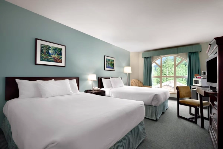 harrison lake hotel kamer 2 bedden.webp