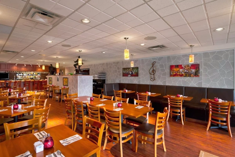 harrison lake hotel bar restaurant.webp