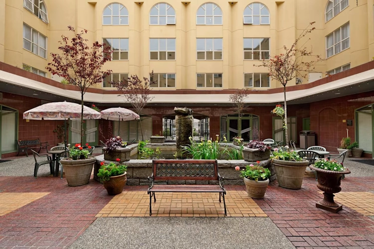 harrison lake hotel binnentuin.webp