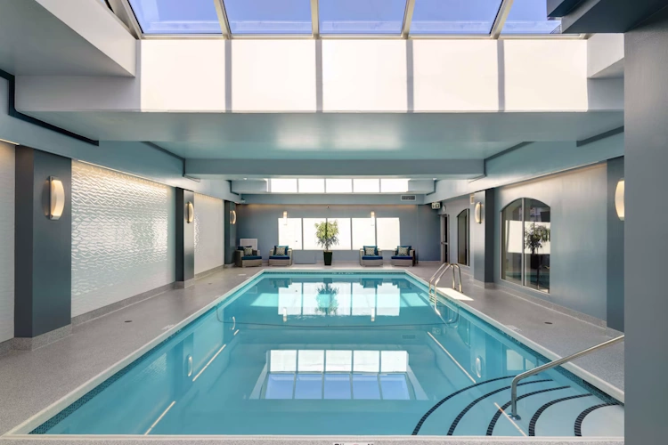 chateau victoria hotel & suites zwembad binnen.webp