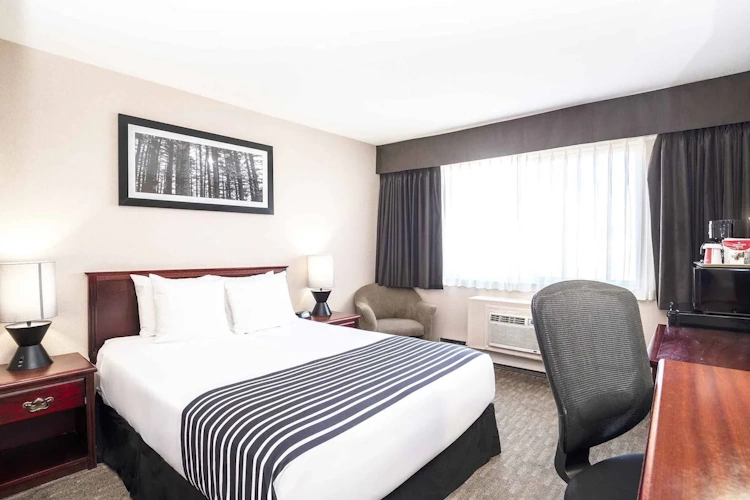 sandman inn smithers kamer 1 bed.webp