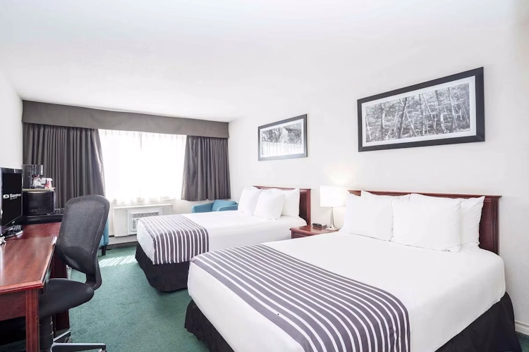sandman inn smithers kamer 2 bedden.webp