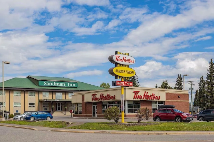 sandman inn smithers exterieur2.webp