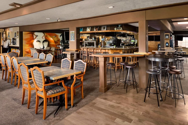 days inn by wyndham victoria uptown bar.webp