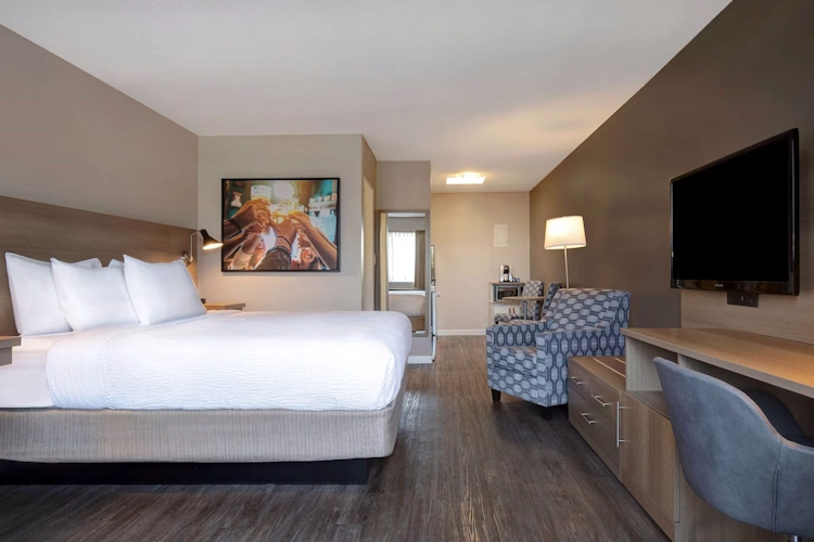 days inn by wyndham victoria uptown kamer 1 bed.webp
