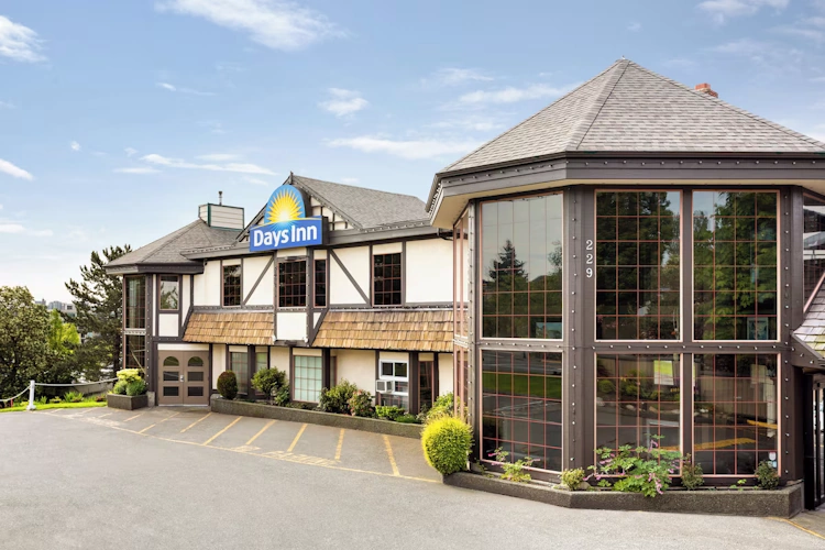 days inn by wyndham victoria uptown exterieur.webp
