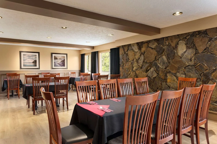 days inn by wyndham victoria uptown restaurant.webp