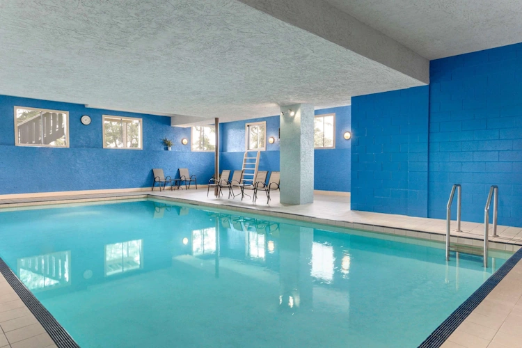 days inn by wyndham victoria uptown binnenzwembad.webp