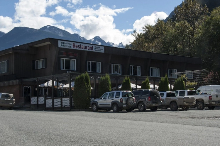 bella coola valley inn exterieur.webp