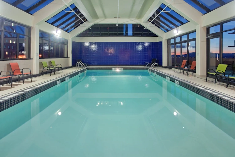 holiday inn vancouver centre binnenzwembad.webp