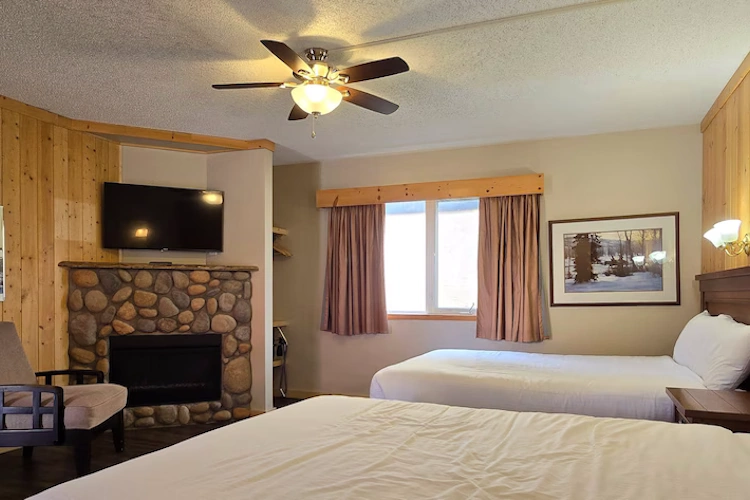 aspen village inn waterton kamer 2 bedden.webp