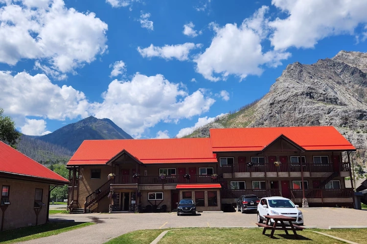 aspen village inn waterton exterieur.webp