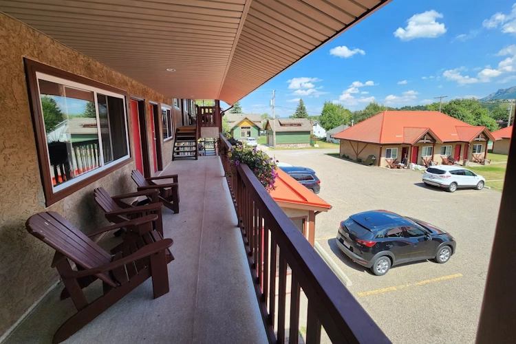 aspen village inn waterton exterieur2.webp