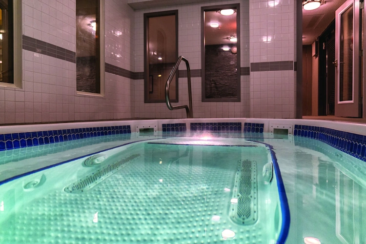 prestige mountain resort rossland spa bad whirlpool binnen.webp