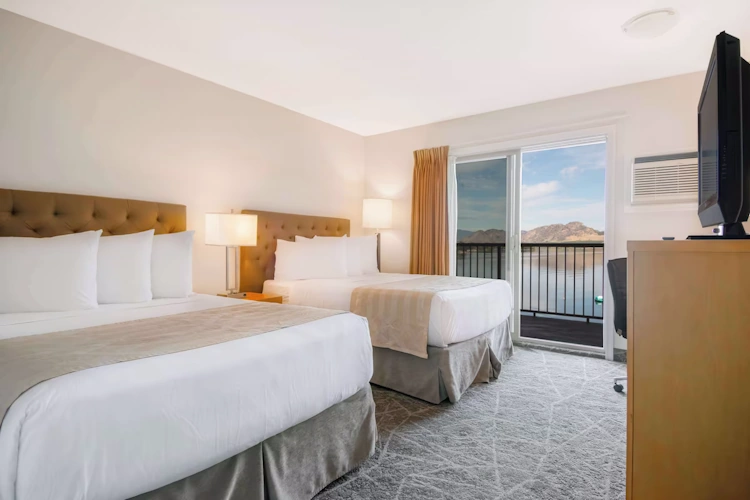 coast osoyoos beach hotel kamer 2 bedden.webp
