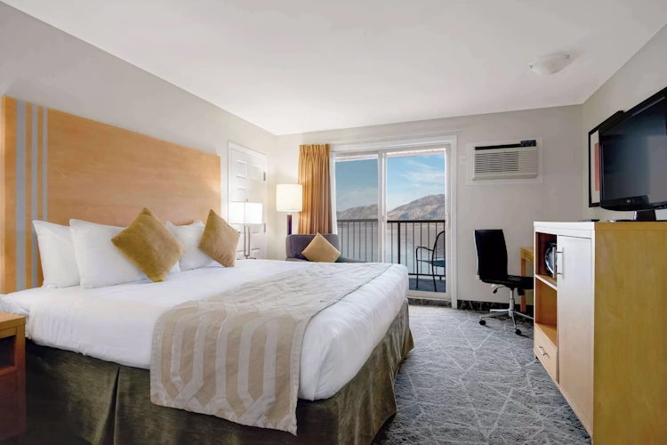 coast osoyoos beach hotel kamer 1 bed.webp