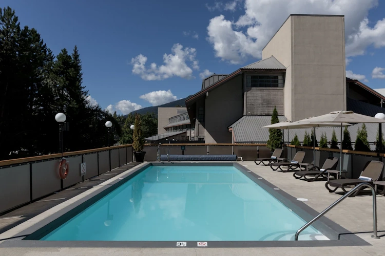 crystal lodge buitenzwembad.webp